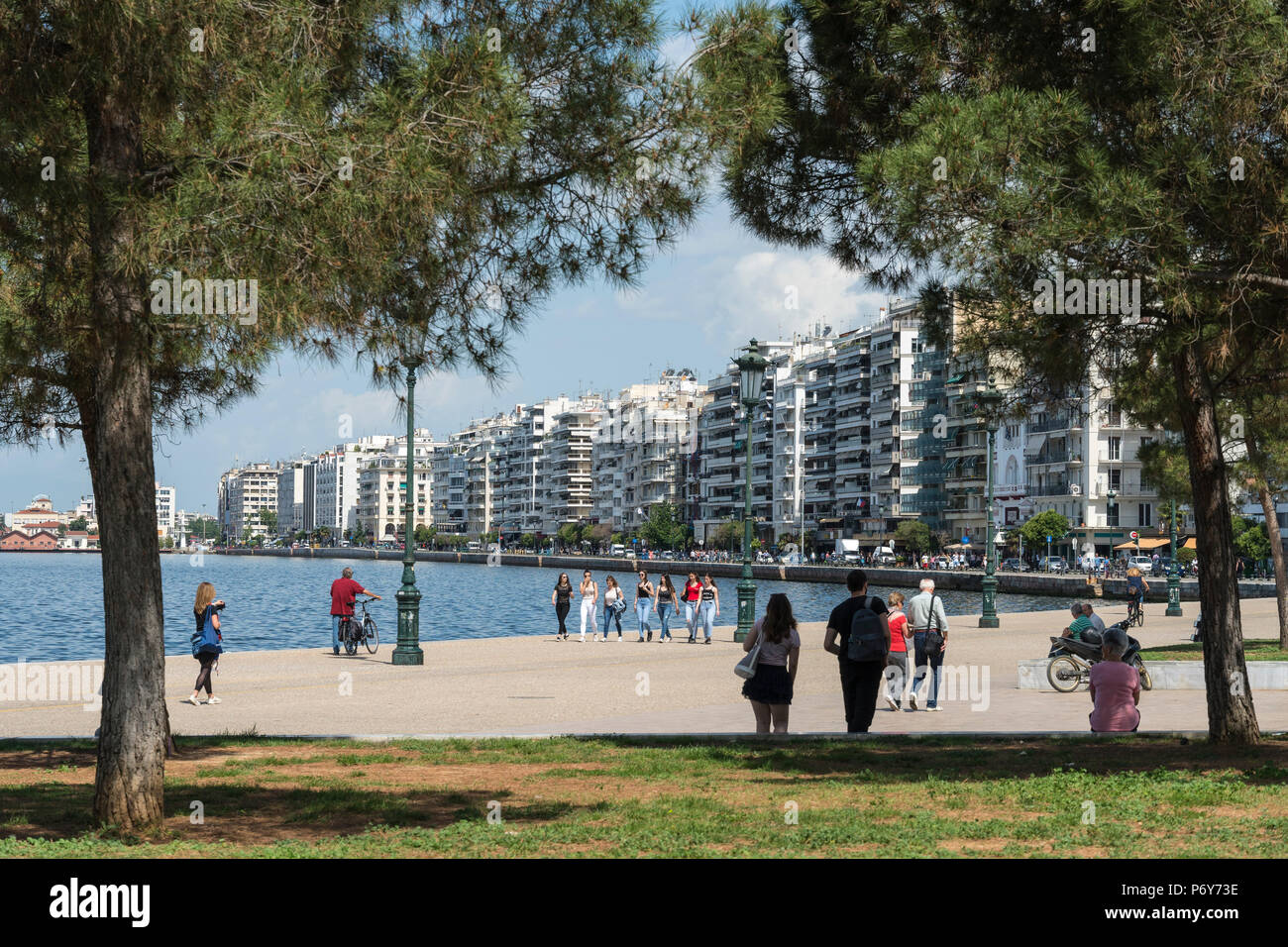 Thessaloniki Waterfront und Wohnblocks auf Nikis Avenue, Mazedonien, Nordgriechenland Stockfoto