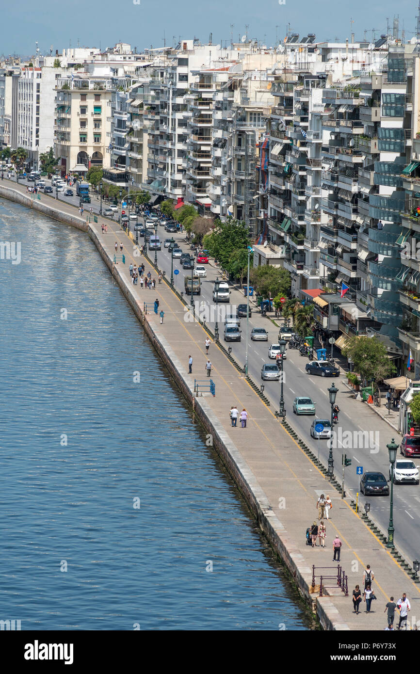Thessaloniki Waterfront und Wohnblocks auf Nikis Avenue, vom Weißen Turm, Mazedonien, nördlichen Griechenland gesehen Stockfoto