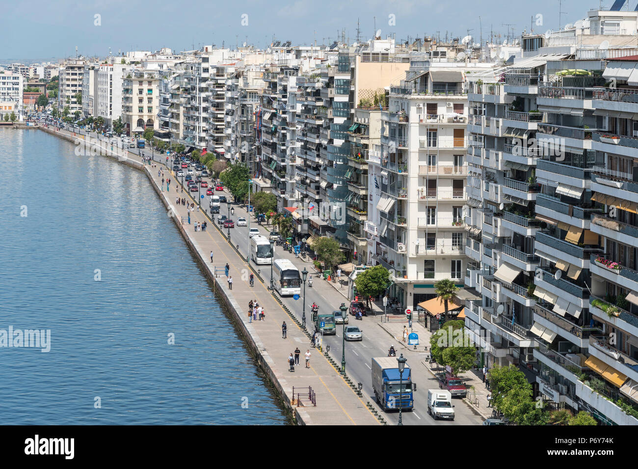 Thessaloniki Waterfront und Wohnblocks auf Nikis Avenue, vom Weißen Turm, Mazedonien, nördlichen Griechenland gesehen Stockfoto