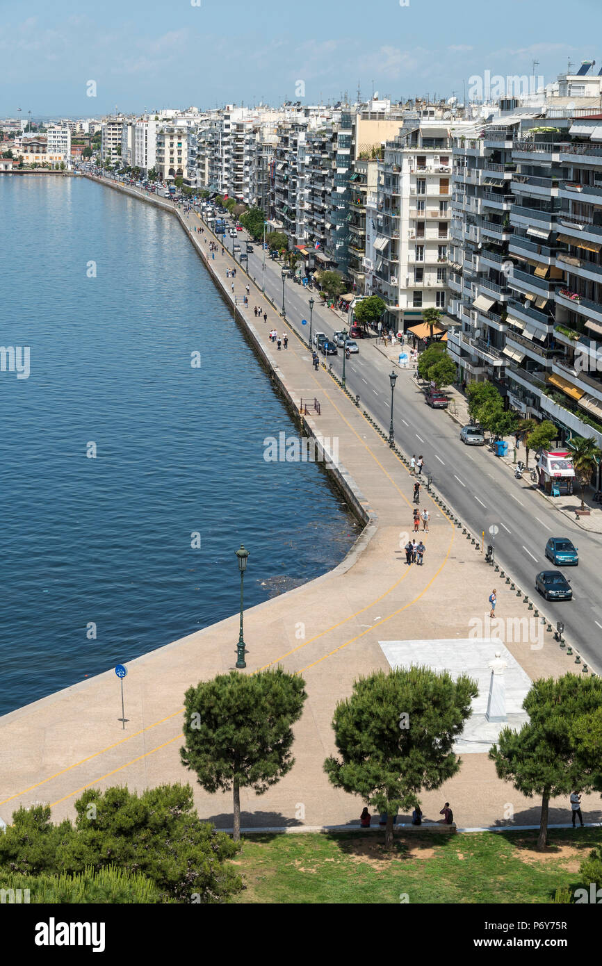 Thessaloniki Waterfront und Wohnblocks auf Nikis Avenue, vom Weißen Turm, Mazedonien, nördlichen Griechenland gesehen Stockfoto