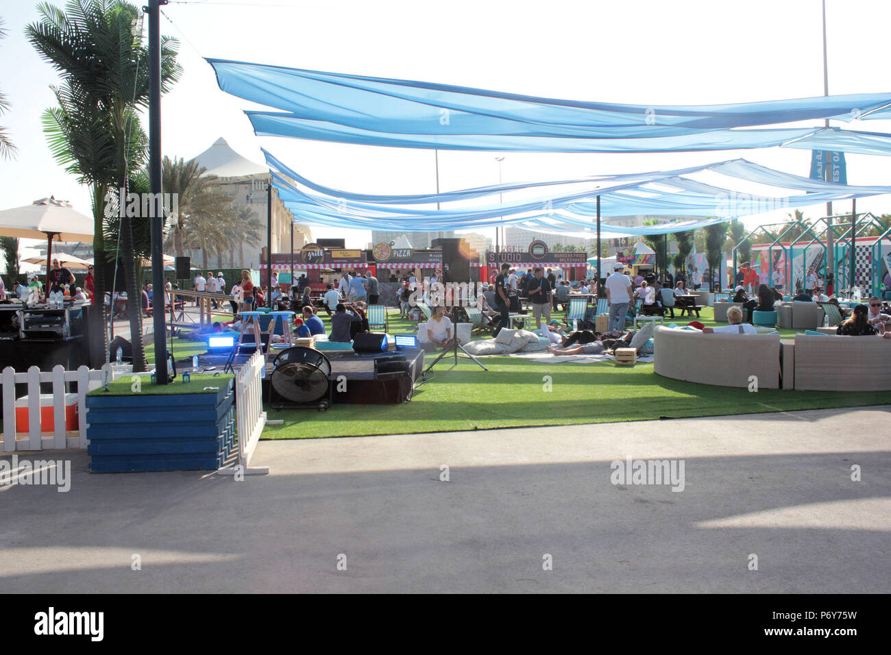 Besucher Fräsen um den Grand stand der Abu Dhabi Formel 1-Rennen circit Stockfoto