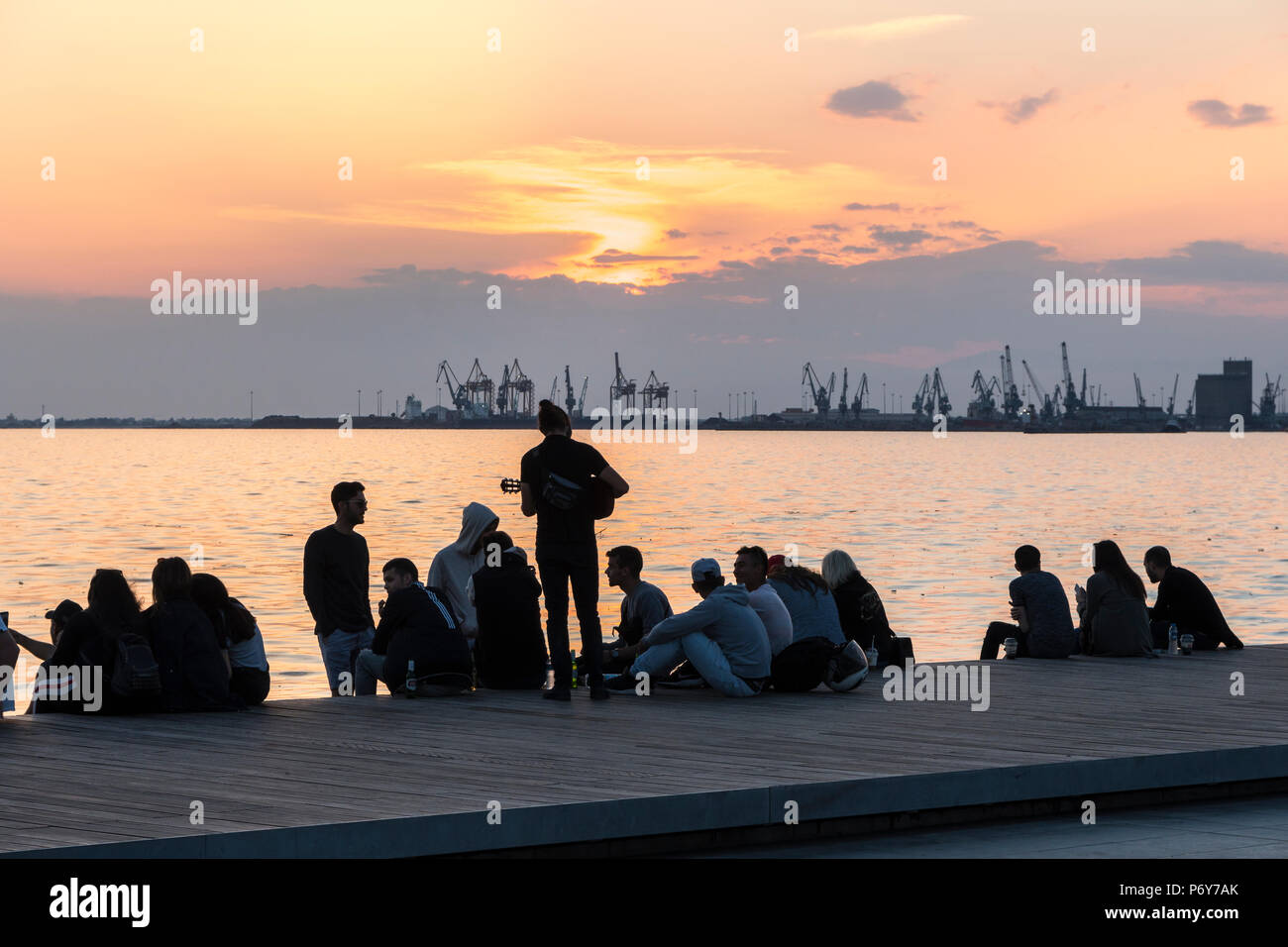 Gerade die Sonne auf Thessaloniki Waterfront, ein beliebter Ort für junge Leute und Studenten zu treffen. Mazedonien, Nordgriechenland Stockfoto