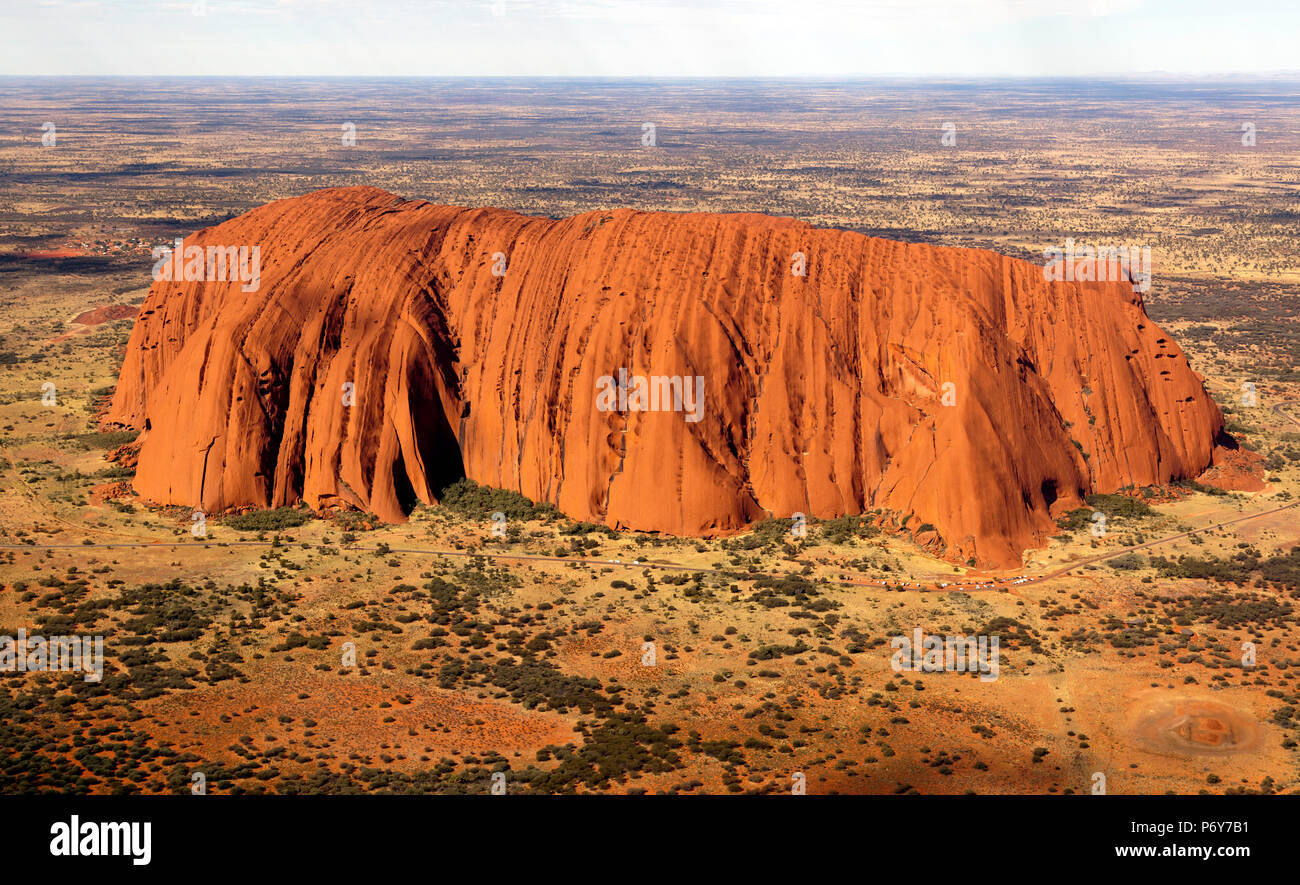 Luftaufnahme von Uluru in der uluṟu-Kata Tjuṯa National Park, Northern Territory, Australien Stockfoto