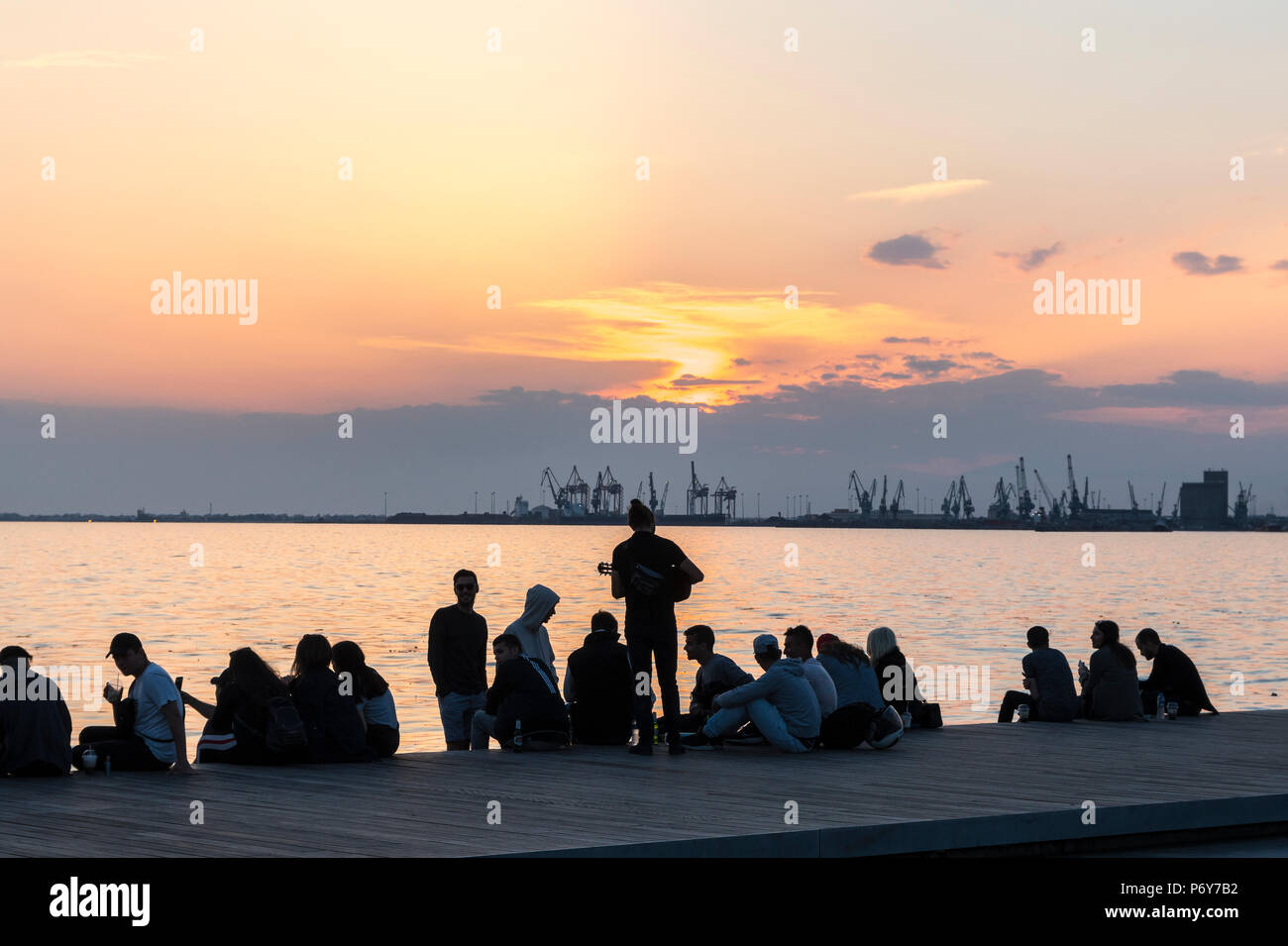 Gerade die Sonne auf Thessaloniki Waterfront, ein beliebter Ort für junge Leute und Studenten zu treffen. Mazedonien, Nordgriechenland Stockfoto