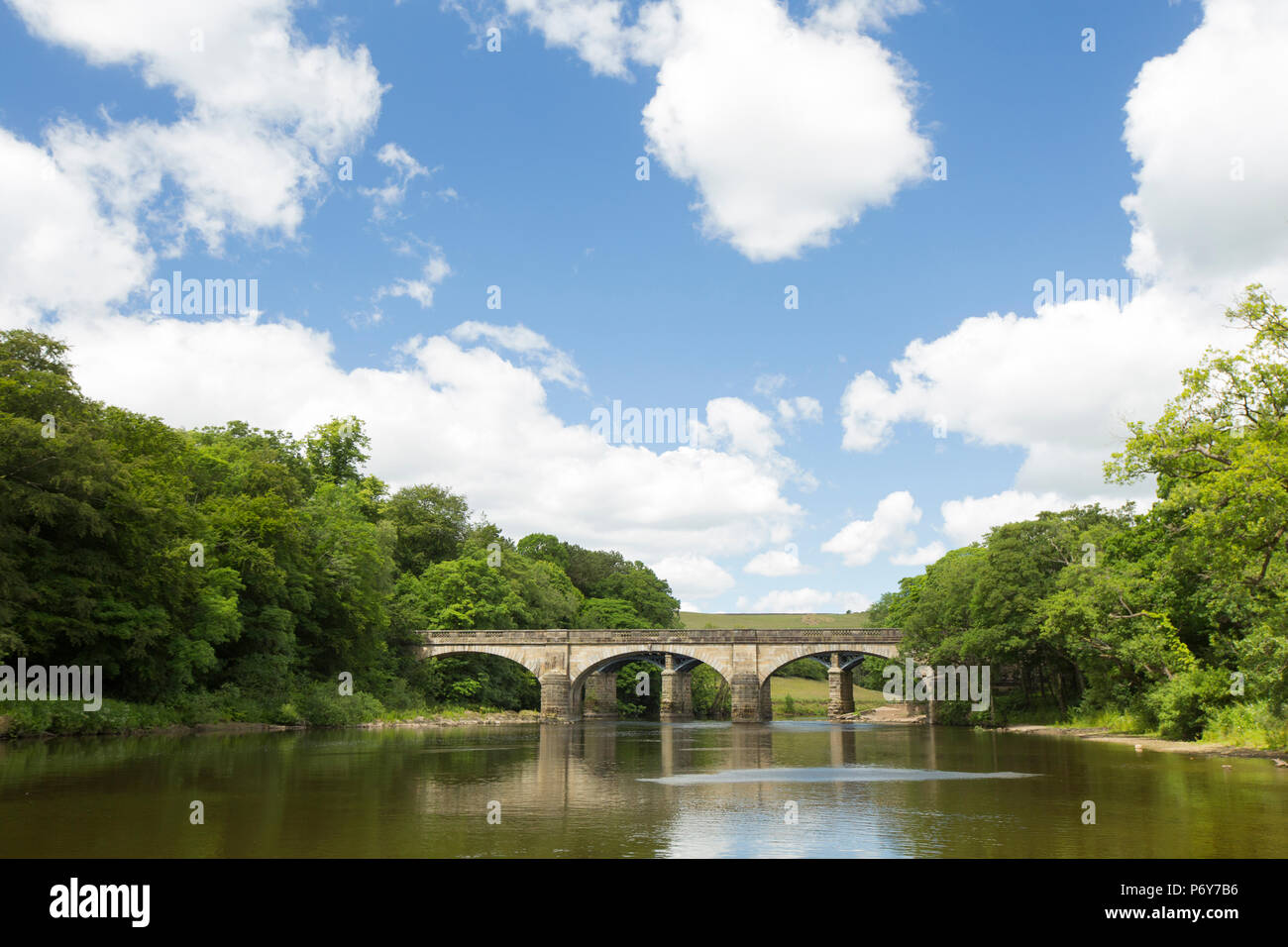 Zwei Brücken am Fluss Lune an der Gauner O' in der Nähe von Lune Caton. Der nächste ist eine Straßenbrücke, die am weitesten ist jetzt ein Fuß-Brücke. Lancashire England Großbritannien G Stockfoto