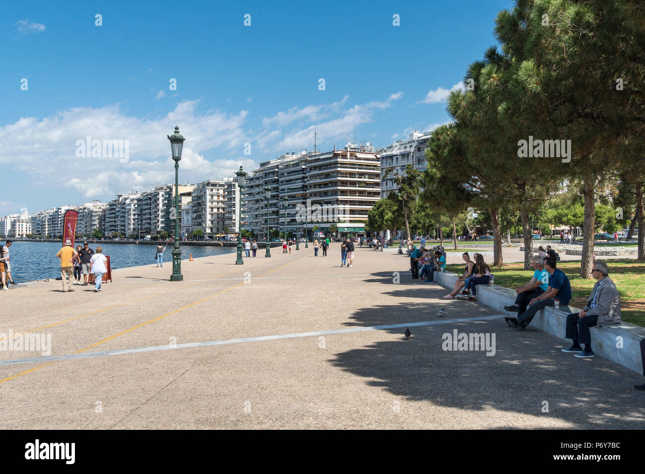 Thessaloniki Waterfront und Wohnblocks auf Nikis Avenue, Mazedonien, Nordgriechenland Stockfoto