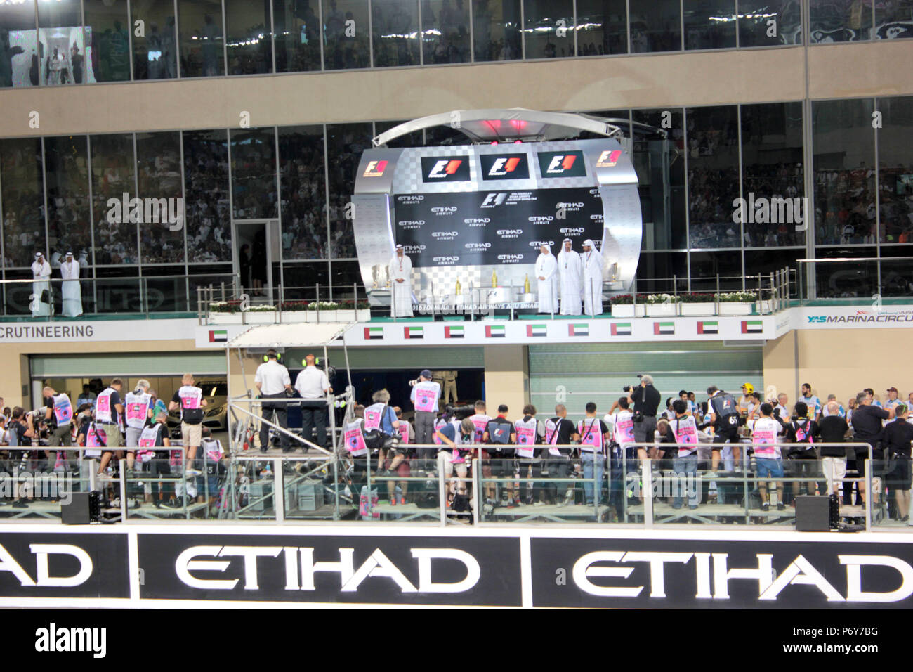 Formel-1-Piloten und Gäste miling am Grand stand während des Abu Dhabi Grand Prix Finale Stockfoto