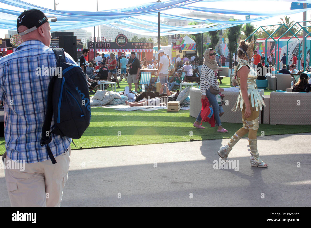 Besucher Fräsen um den Grand stand der Abu Dhabi Formel 1-Rennen circit Stockfoto