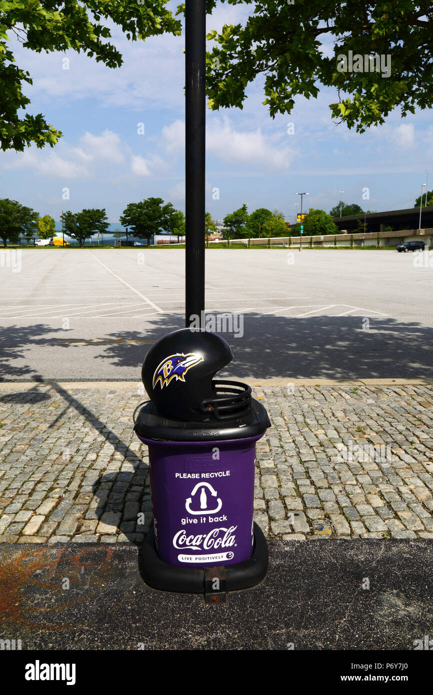 Mülleimer für Recycling Flaschen außerhalb M&T Stadium mit Baltimore Ravens team Abzeichen und Helm, Camden Yards, Baltimore, USA Stockfoto