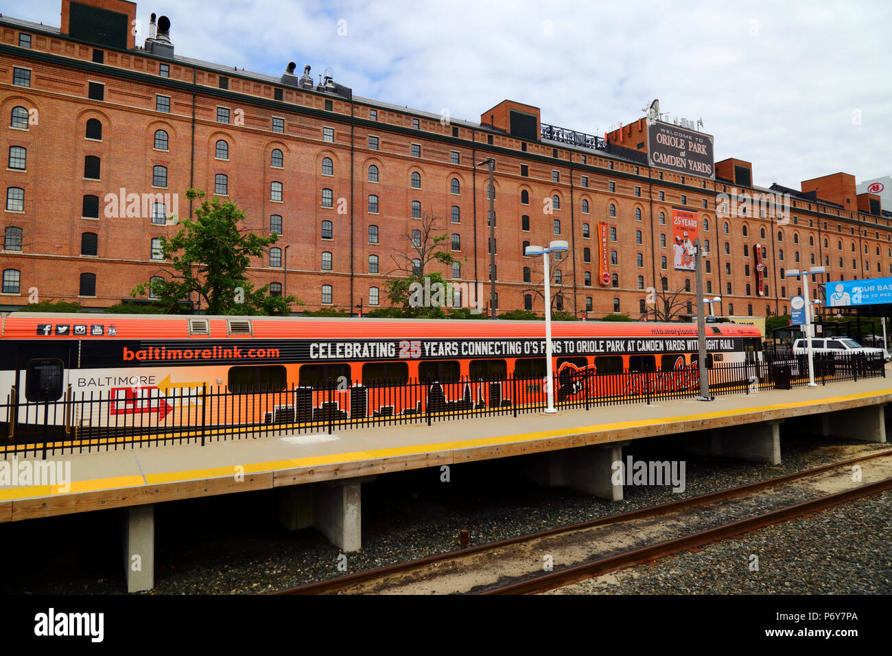 Light Rail Trainer malte 25 Jahre Oriole Park (Heimat der Baltimore Orioles Baseball Team) in Camden Yards, Baltimore, Maryland, USA feiern. Stockfoto