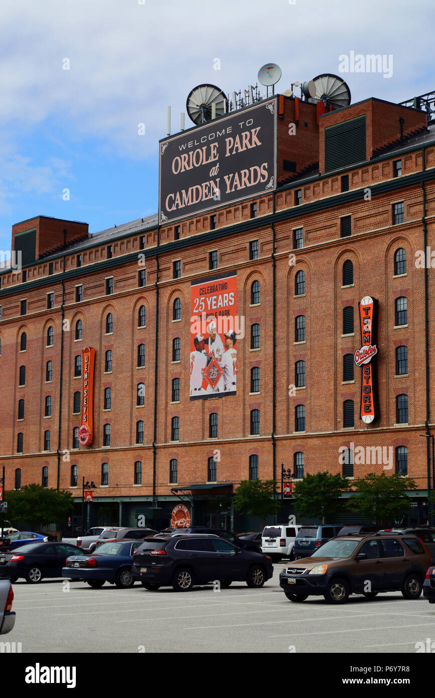 Banner zum 25-jährigen Bestehen des Baltimore Orioles Baseballteams im Oriole Park, Camden Yards, Baltimore, Maryland, USA Stockfoto