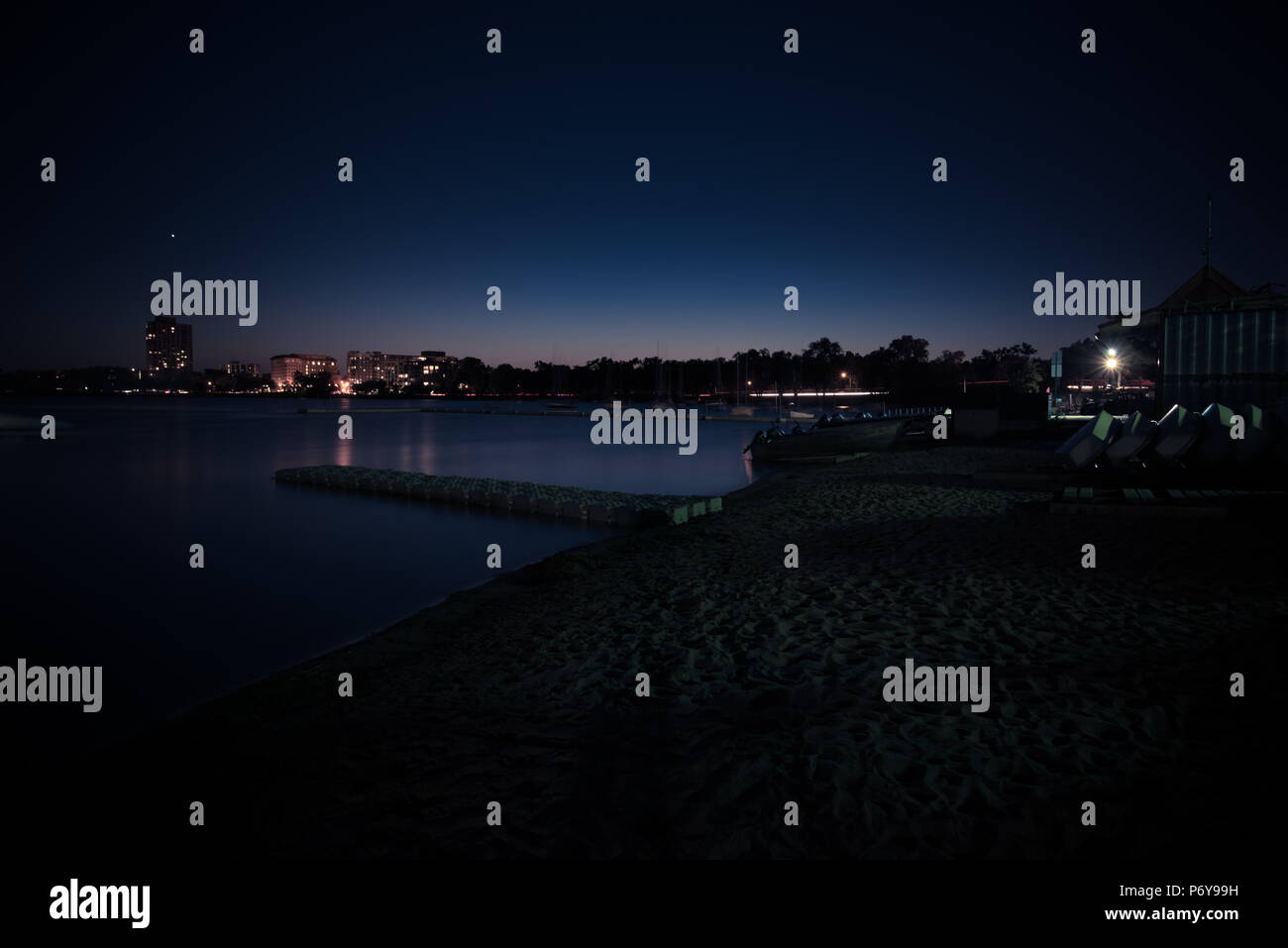 Lange Belichtung eines städtischen See auf einem Sommer Nacht kurz nach Sonnenuntergang. Stockfoto