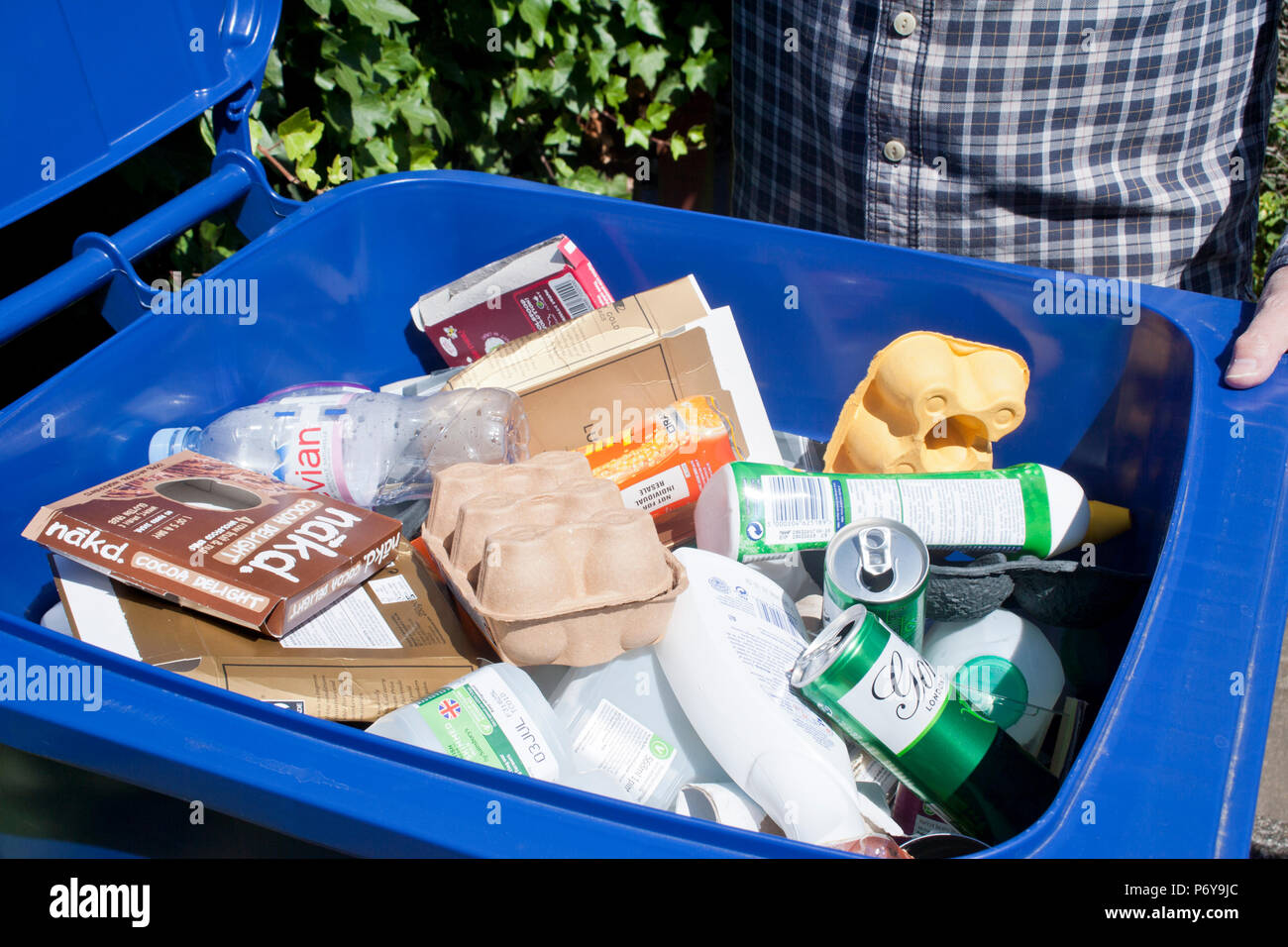 Blauer Aufbewahrungskasten gemischte Recycling Stockfoto