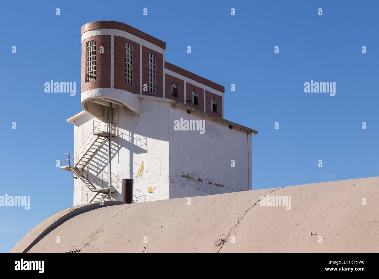 Neugierig erhöhten Gebäude in ein Beispiel für die spanische Industrie Architektur des 20. Jahrhunderts. Sagunto, Valencia, Spanien Stockfoto