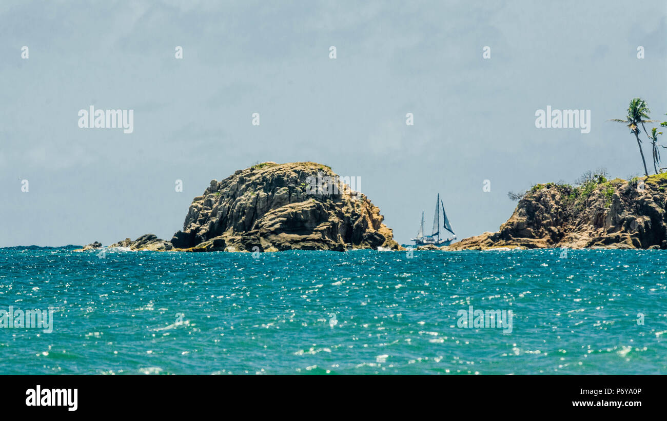 Ein Segelboot vor der Küste von Puerto Rico. Stockfoto