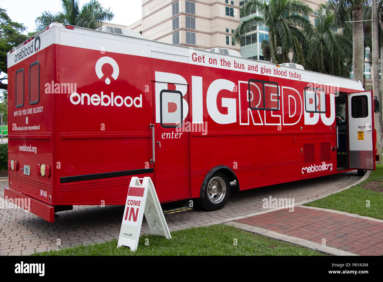 OneBlood Big Red Bus mobile Blutspendezentrum bei Nova Southeastern University Main Campus - Fort Lauderdale, Florida, USA Stockfoto
