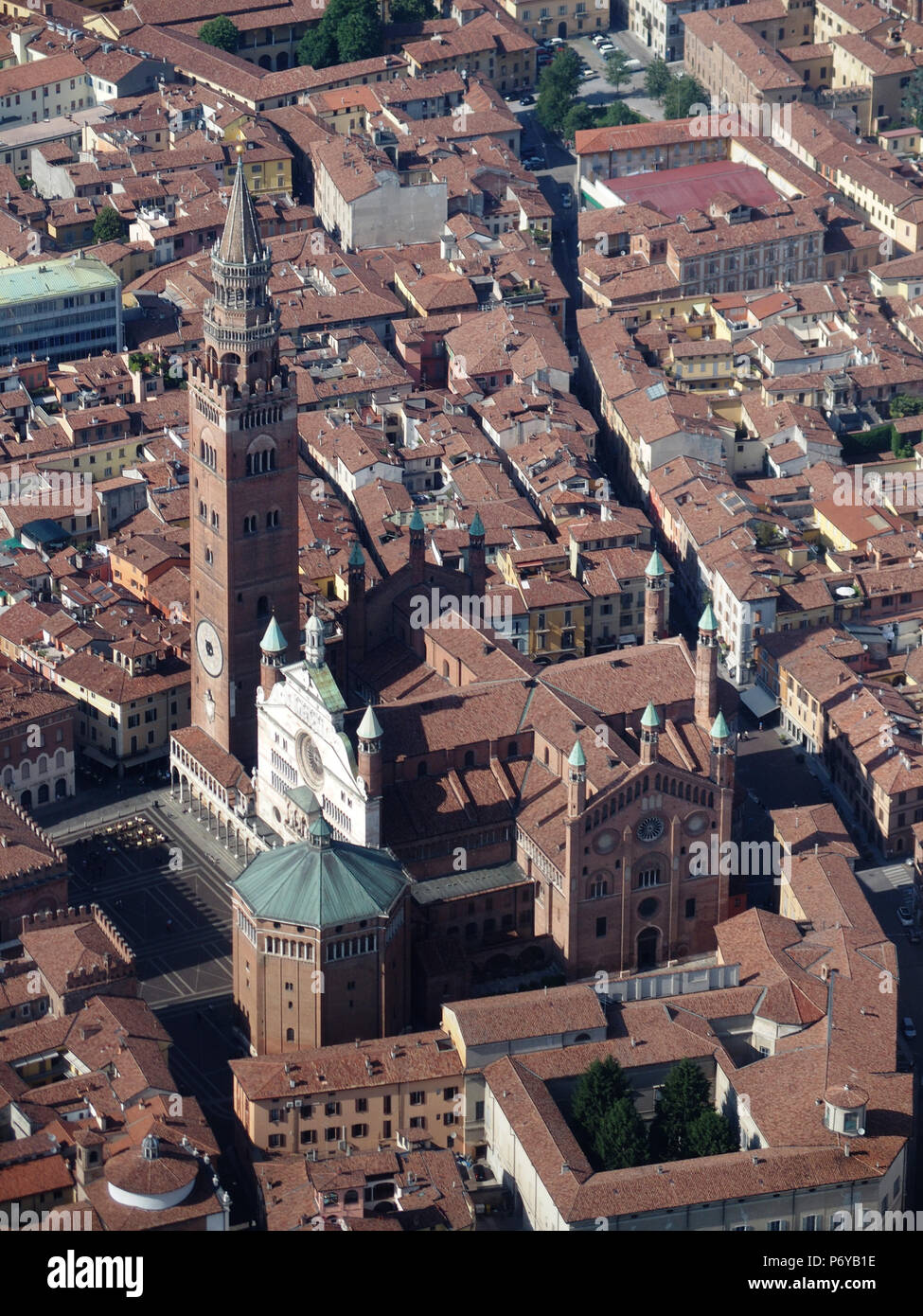 Luftaufnahme von Cremona, Kathedrale mit ihrem berühmten Glockenturm "torrazzo" und das achteckige Baptisterium. Stockfoto
