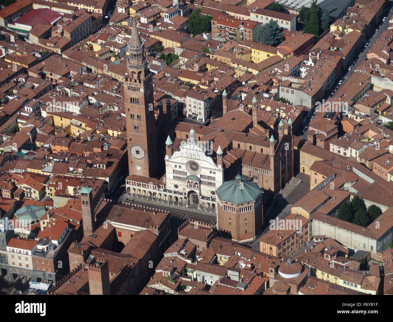 Luftaufnahme von Cremona, Kathedrale mit ihrem berühmten Glockenturm "torrazzo" und das achteckige Baptisterium. Stockfoto
