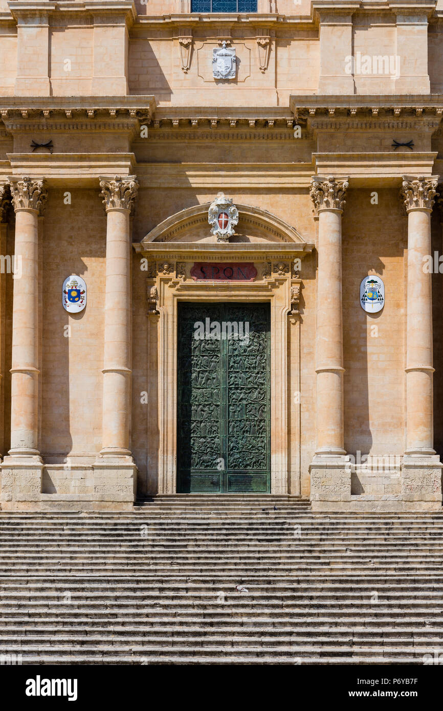 Detail der Eingangstür der Kathedrale San Nicola di Mira im Zentrum von Noto, in Sizilien. Im Jahr 2002 wurde von der UNESCO zum Weltkulturerbe erklärte Stockfoto