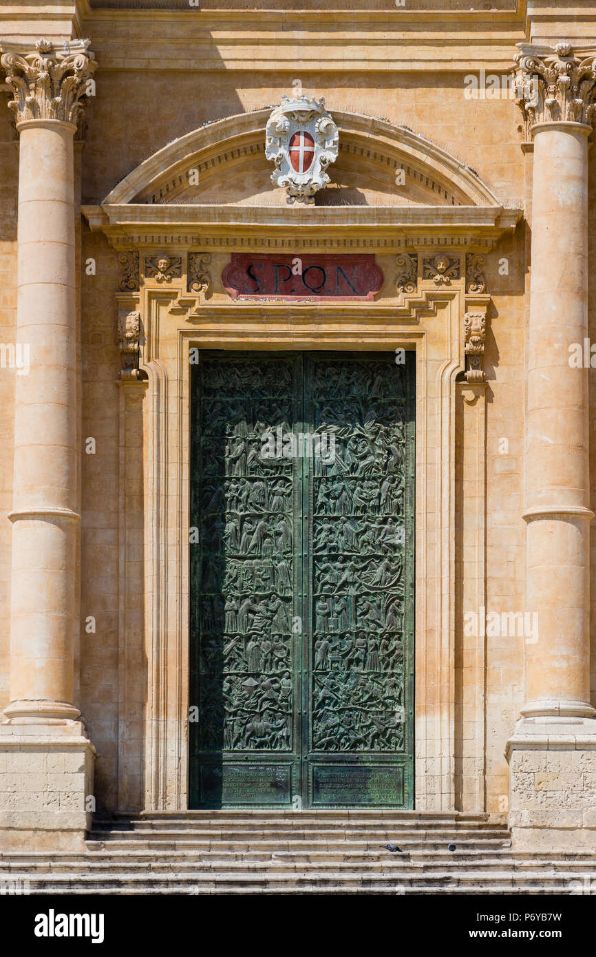 Detail der Eingangstür der Kathedrale San Nicola di Mira im Zentrum von Noto, in Sizilien. Im Jahr 2002 wurde von der UNESCO zum Weltkulturerbe erklärte Stockfoto