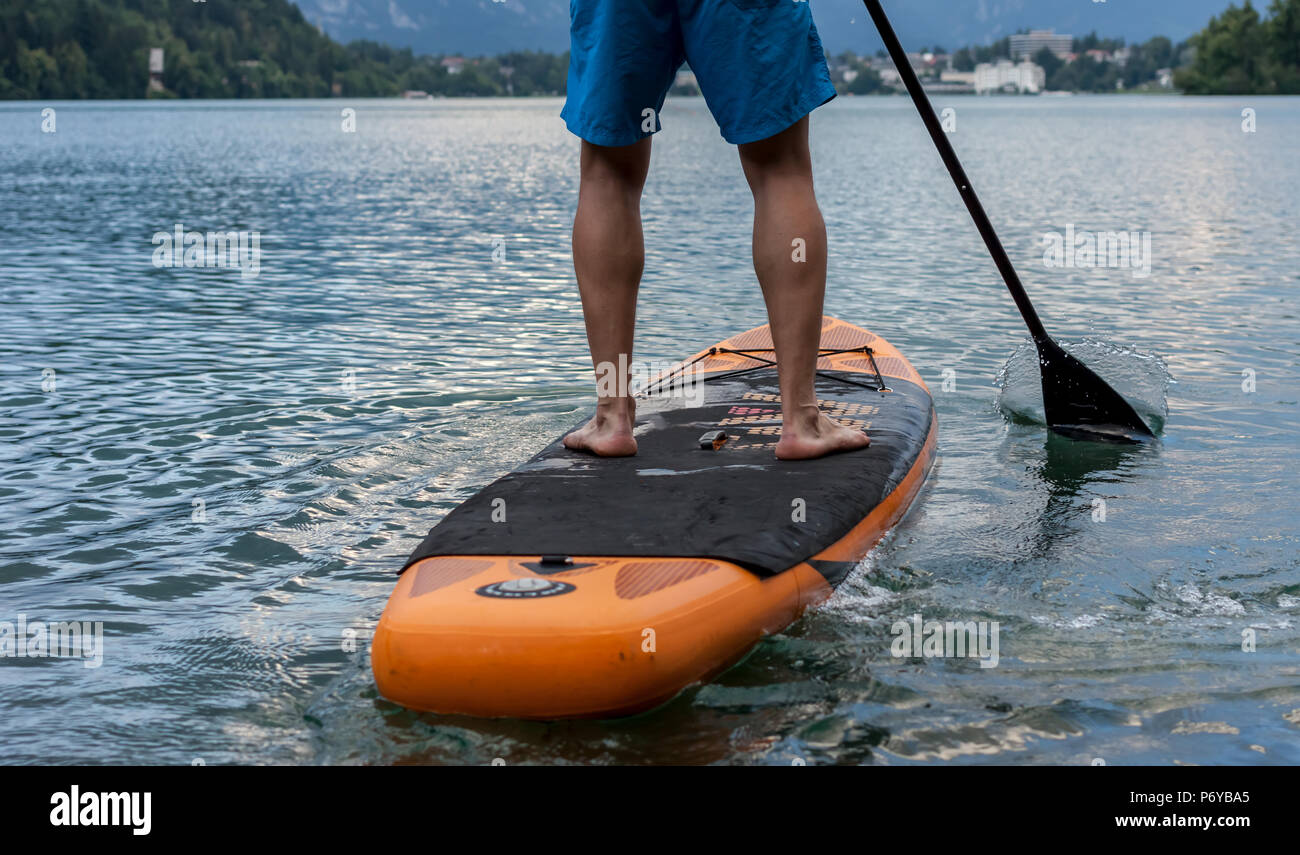 Stand up Paddle Boarding auf dem See Stockfoto