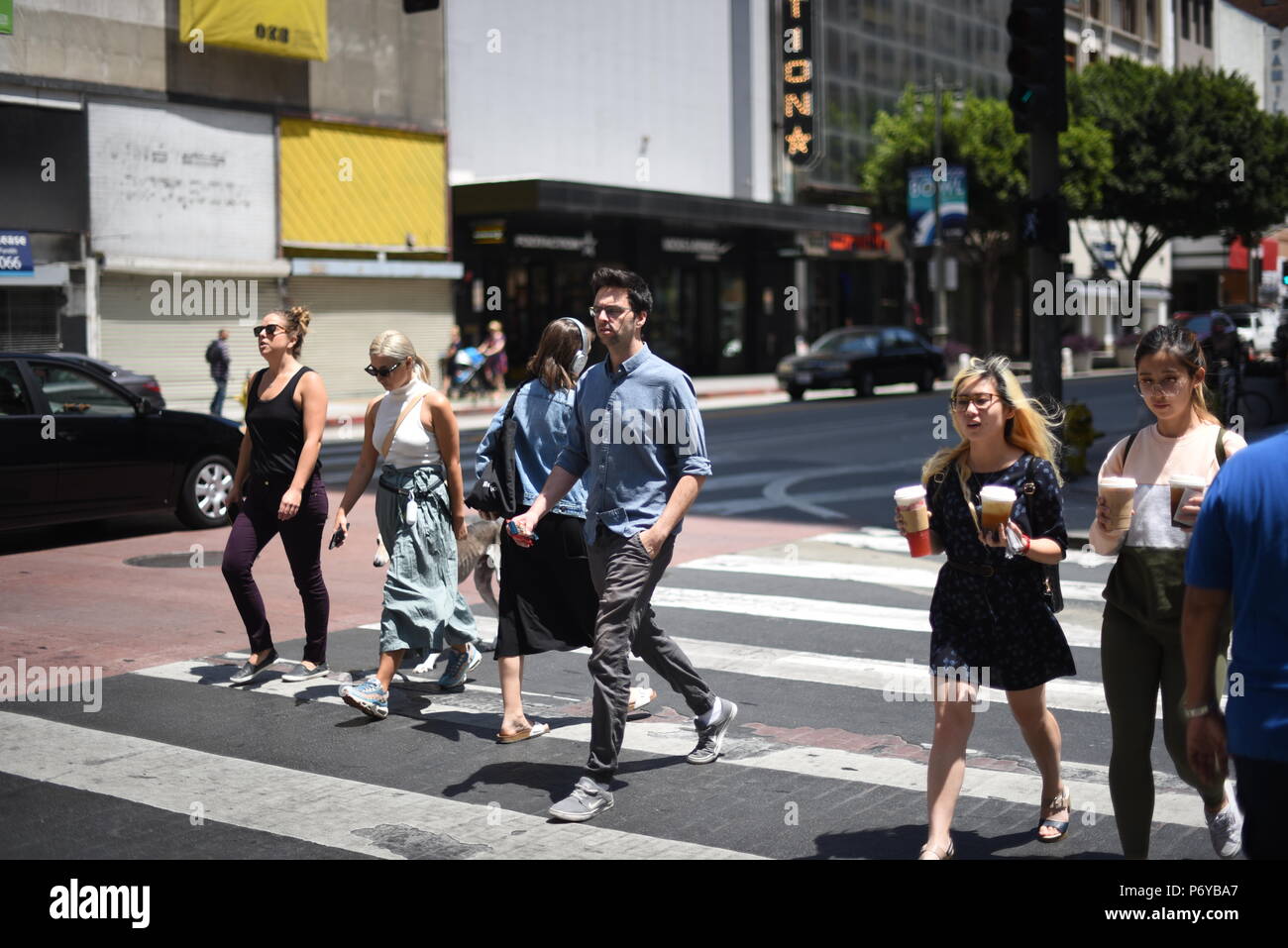Los Angeles, USA - 29. Juni: Nicht identifizierte zufällige Menschen in den Straßen der Innenstadt von Los Angeles, CA am 29. Juni 2018. Stockfoto