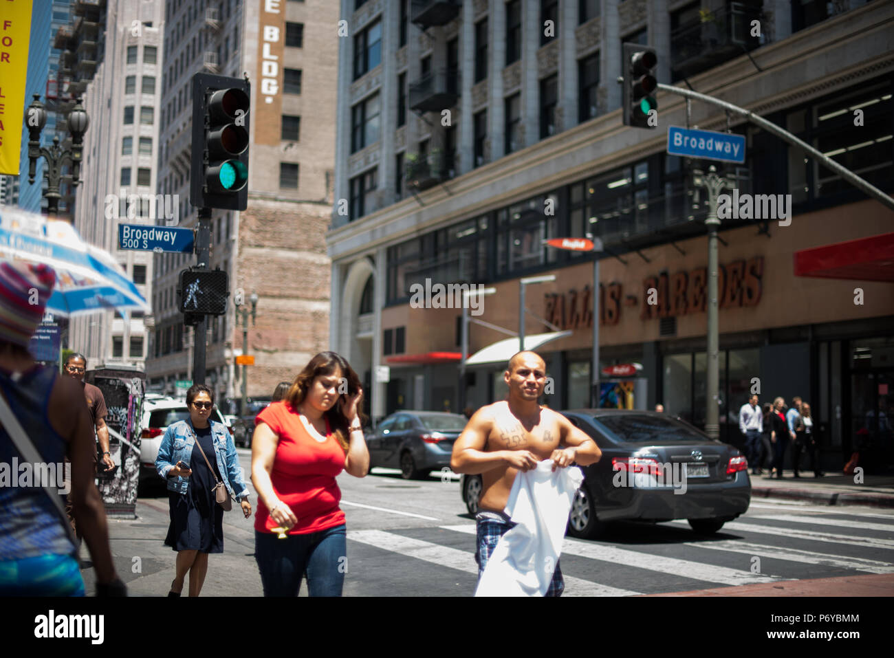 Los Angeles, USA - 29. Juni: Nicht identifizierte zufällige Menschen in den Straßen der Innenstadt von Los Angeles, CA am 29. Juni 2018. Stockfoto