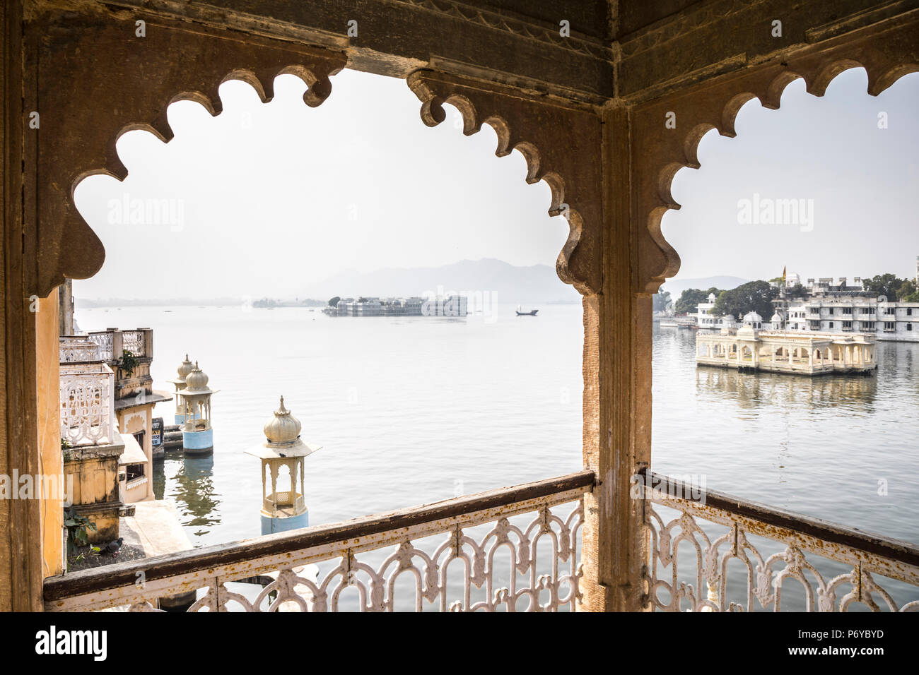 Taj Lake Palace aus dem bagore Ki Haveli Museum, Lake Pichola, Udaipur, Rajasthan, Indien Stockfoto