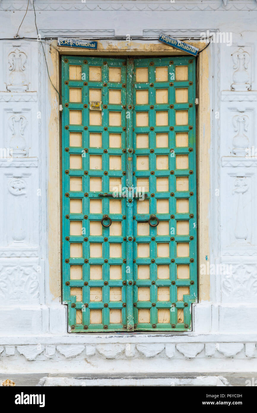 Colouful Tür in der Altstadt von Udaipur, Rajasthan, Indien Stockfoto