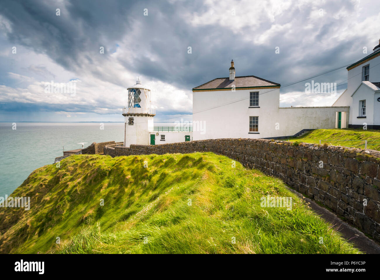 Blackhead weg Leuchtturm, Whitehead, County Antrim, Ulster, Nordirland, Vereinigtes Königreich. Stockfoto