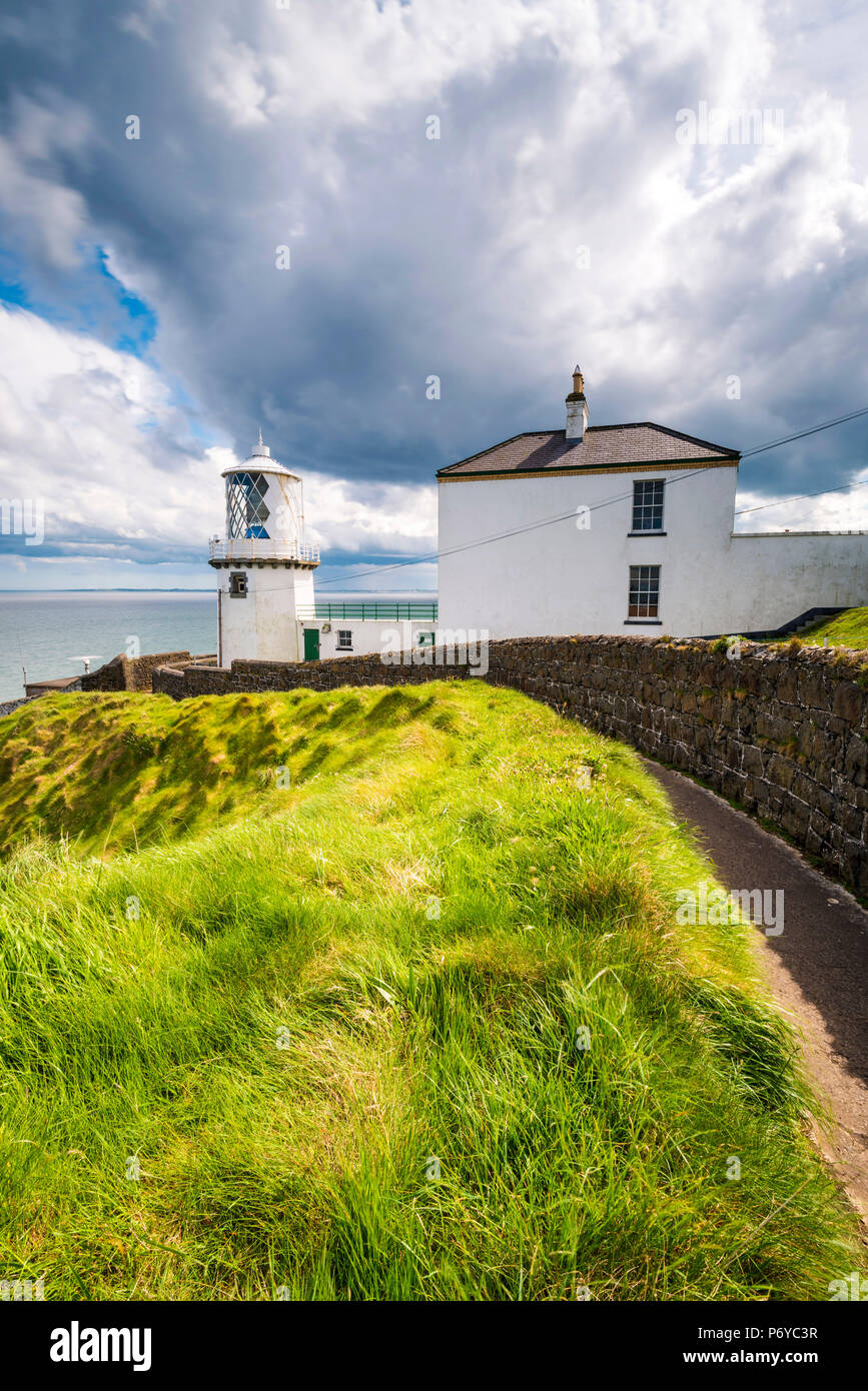 Blackhead weg Leuchtturm, Whitehead, County Antrim, Ulster, Nordirland, Vereinigtes Königreich. Stockfoto