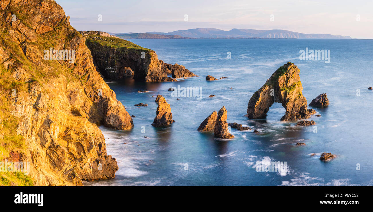 Crohy Kopf, County Donegal, Ulster, Irland, Europa. Panoramasicht auf das Meer Arch und anderen sea Stacks. Stockfoto