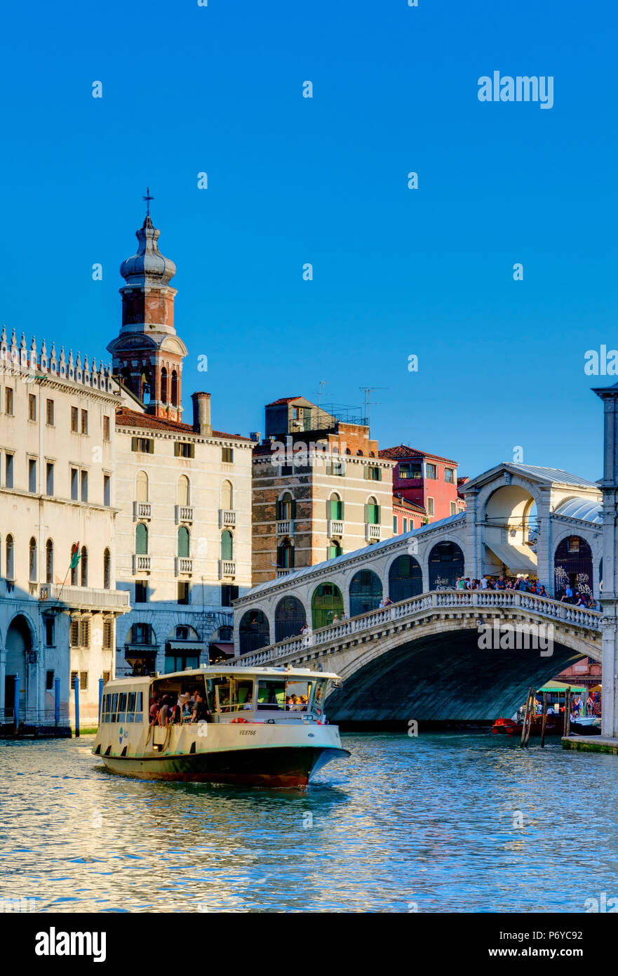 Italien, Veneto, Venedig, Rialtobrücke über den Canal Grande, Vaporetto Haltestelle Stockfoto
