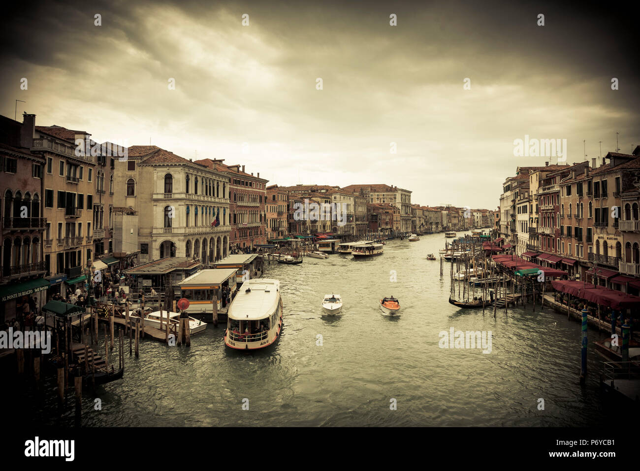 Canal Grande von der Rialtobrücke, Venedig, Italien Stockfoto
