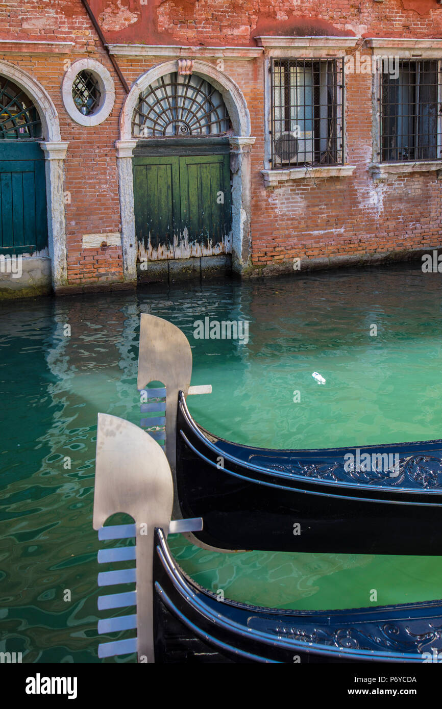 Gondeln auf einem Kanal in Venedig, Veneto, Italien Stockfoto