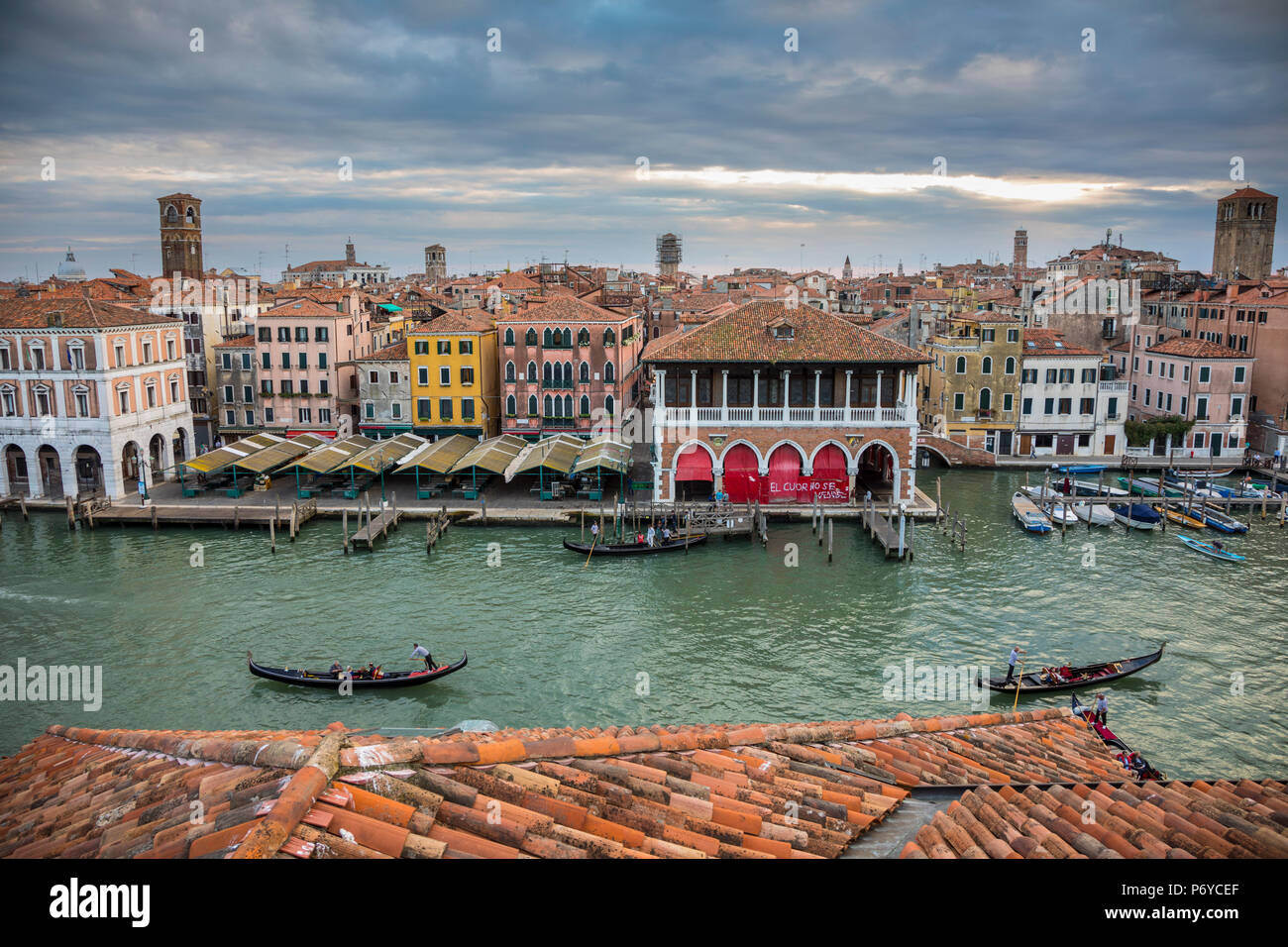 Mercati di Rialto (Rialto Markt) & Grand Canal, Venice, Italien Stockfoto