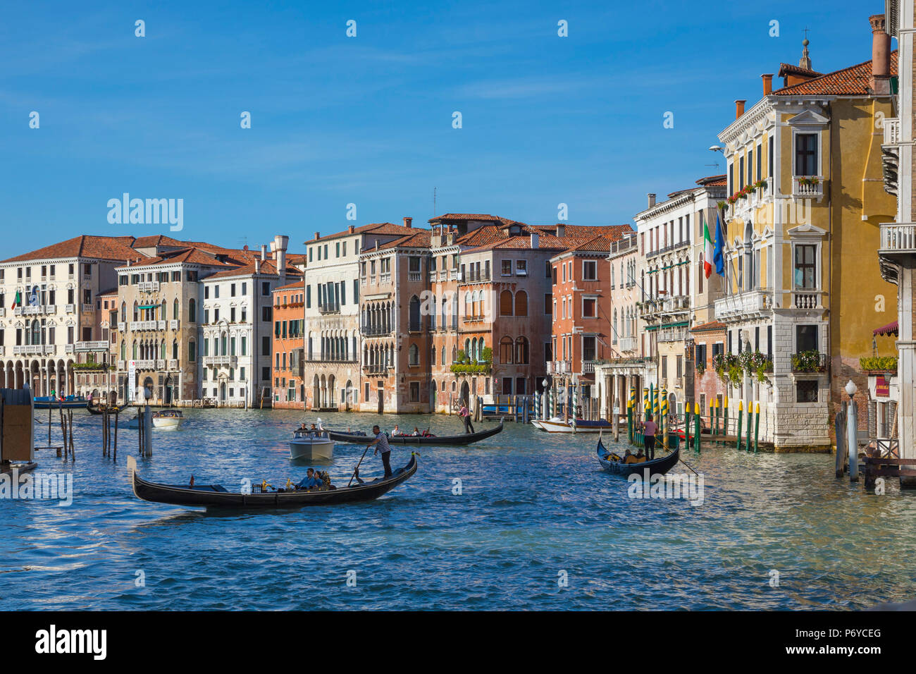 Grand Canal in der Nähe der Rialto Brücke, Venedig, Italien Stockfoto