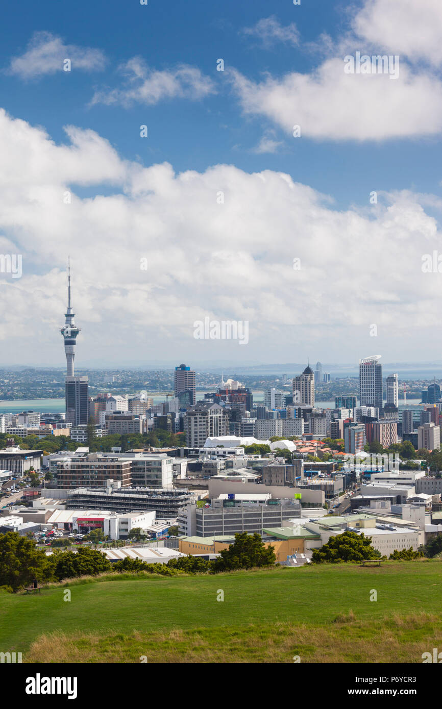 Neuseeland, Nordinsel, Auckland, erhöhten Skyline vom Mt. Eden Vulkan Kegel Stockfoto