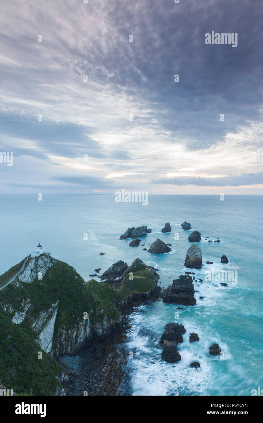 Neuseeland, Südinsel, Southland, The Catlins, Nugget Point, Nuggett Point LIghthouse, erhöhten Blick, Morgendämmerung Stockfoto