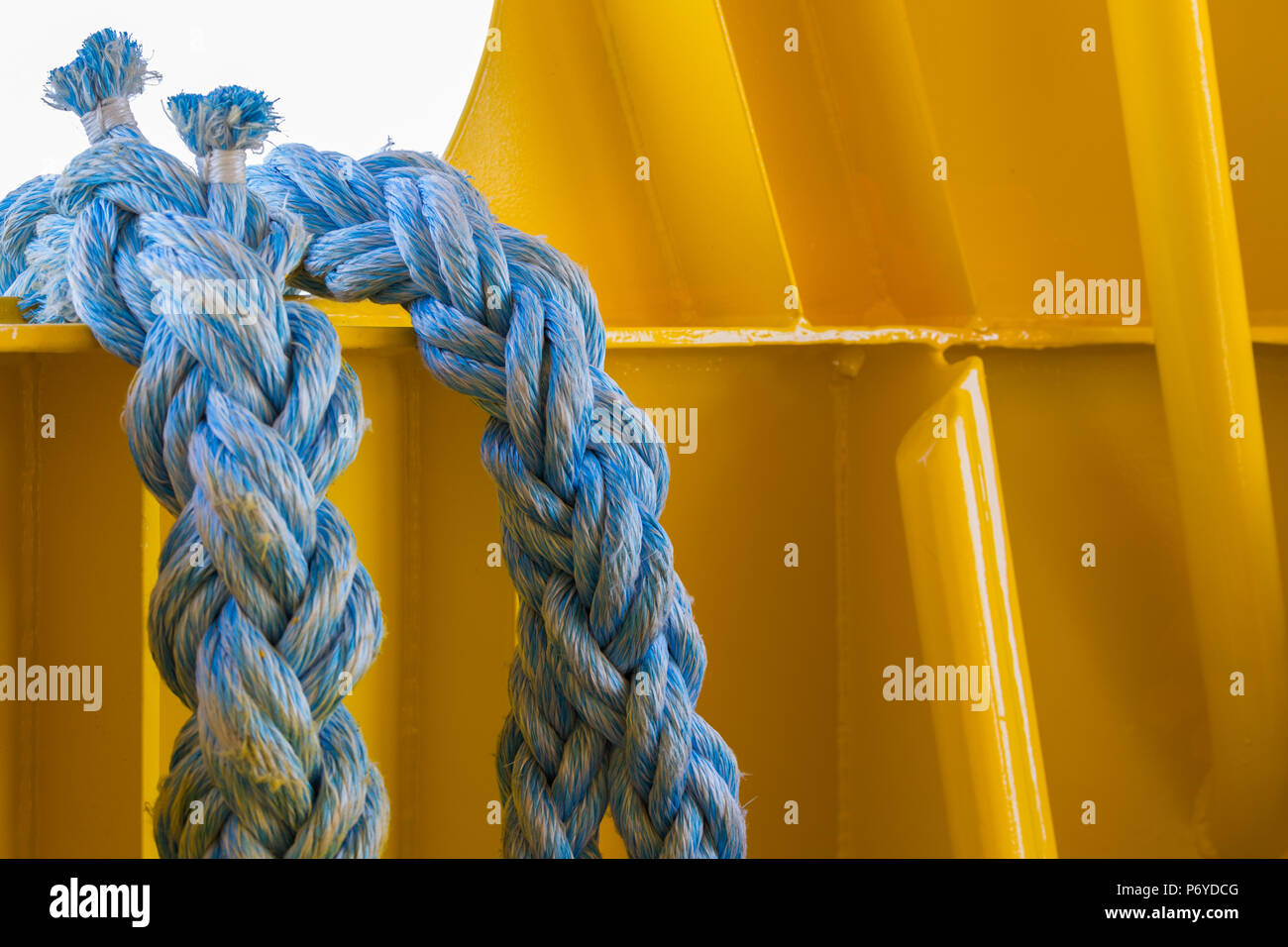 Zwei dicke nylon Seile und das Schiff ist in Gelb aus Stahl Stockfoto