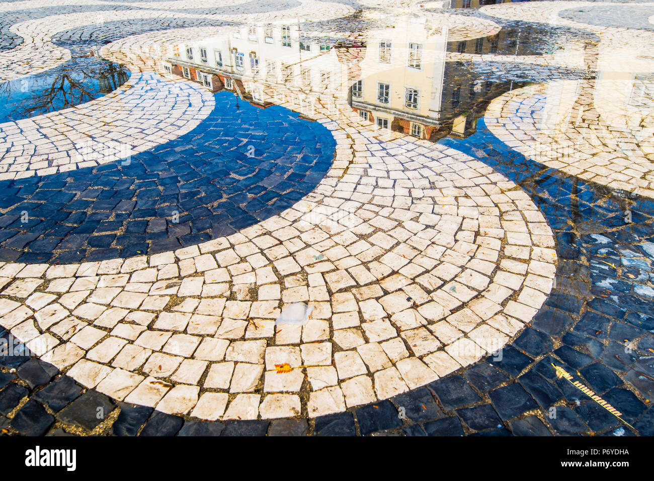 Lissabon, Portugal. Iconic wiegenden Fliesen der Platz Rossio Stockfoto