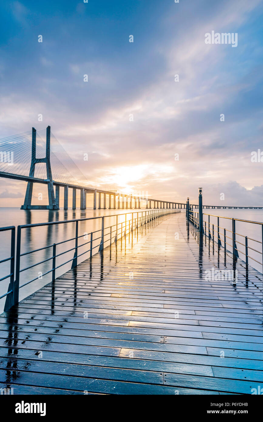 Lissabon, Portugal. Vasco-da-Gama-Brücke bei Sonnenaufgang, die längste Brücke in Europa. Stockfoto