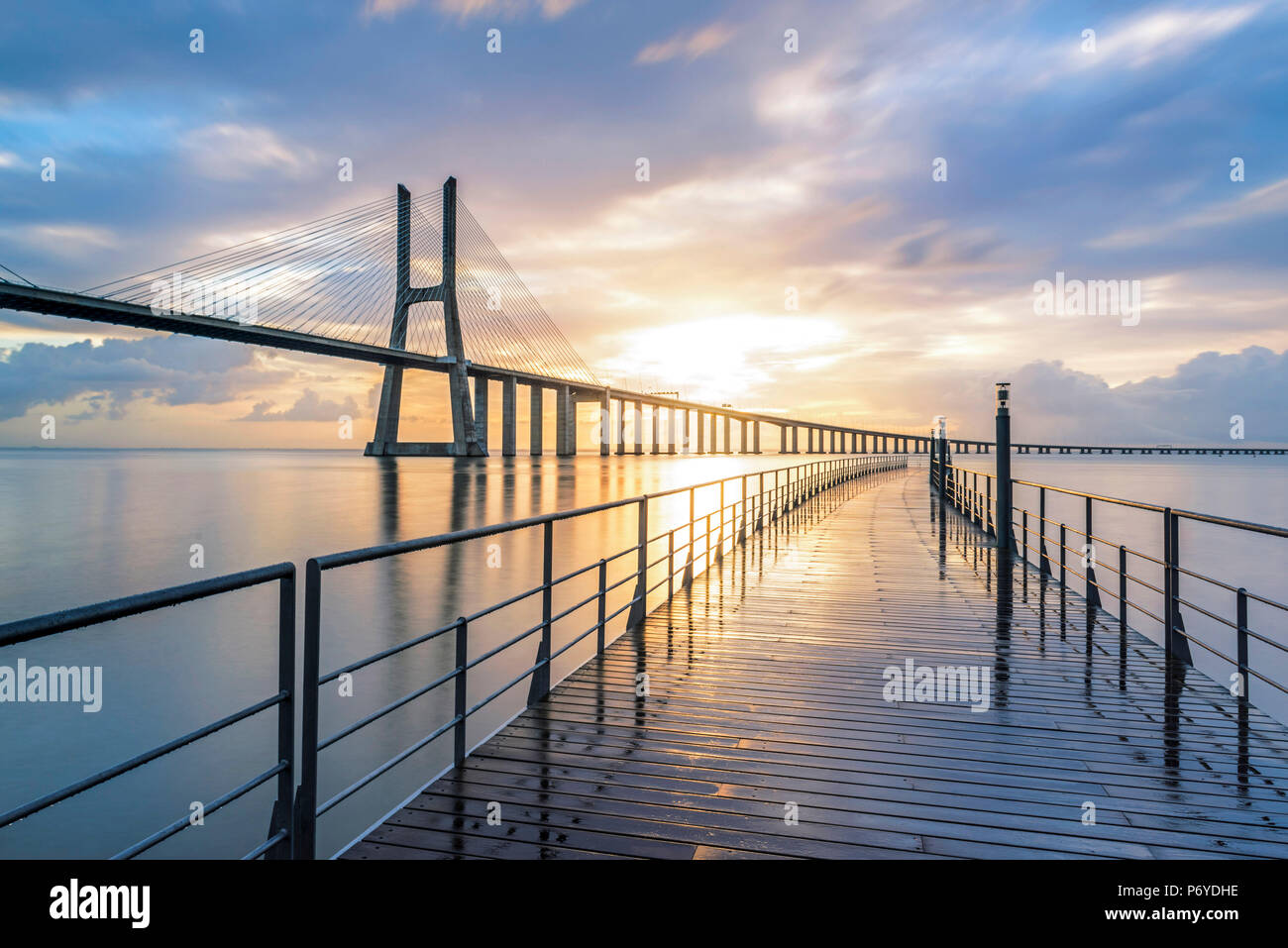 Lissabon, Portugal. Vasco-da-Gama-Brücke bei Sonnenaufgang, die längste Brücke in Europa. Stockfoto