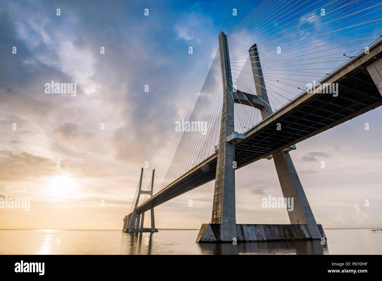Lissabon, Portugal. Vasco-da-Gama-Brücke bei Sonnenaufgang, die längste Brücke in Europa. Stockfoto