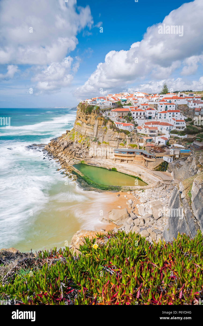 Azenhas do Mar, Colares, Sintra, Lissabon, Portugal. Iconic Blick über das Dorf auf dem Felsen. Stockfoto