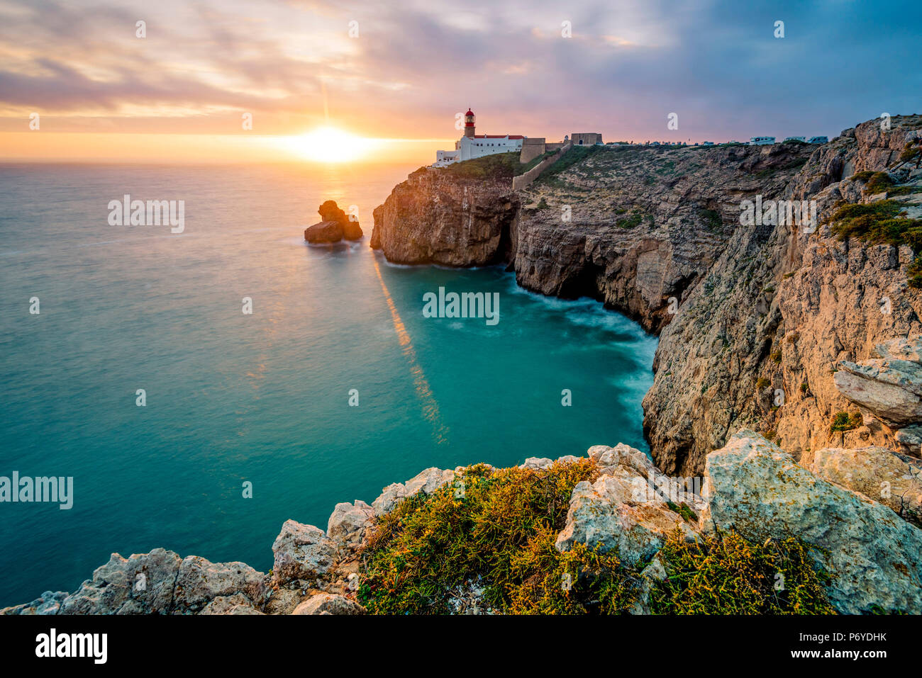 Cabo de Sao Vicente (Kap St. Vincent), Sagres, Algarve, Portugal. Die southwesternmost Leuchtturm in Europa bei Sonnenuntergang. Stockfoto