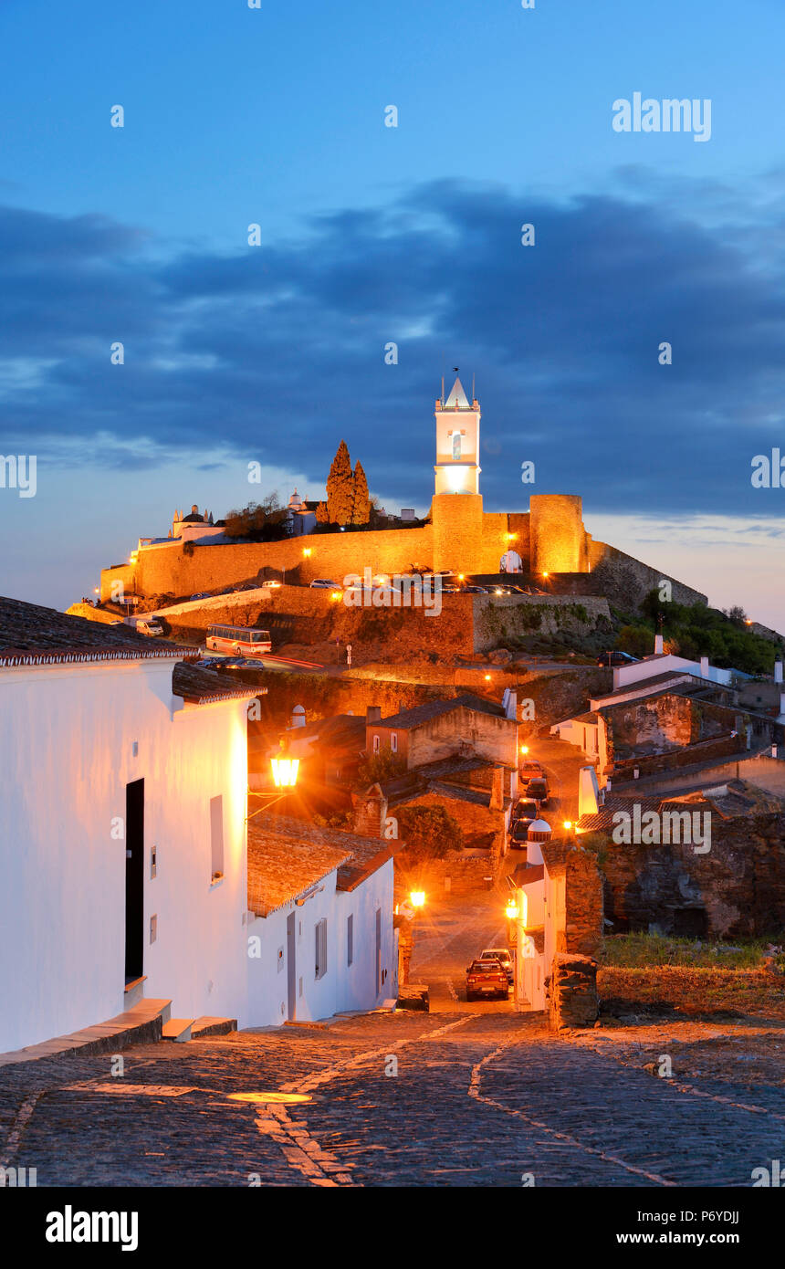 Die mittelalterliche Stadt Monsaraz bei Dämmerung. Alentejo, Portugal Stockfoto