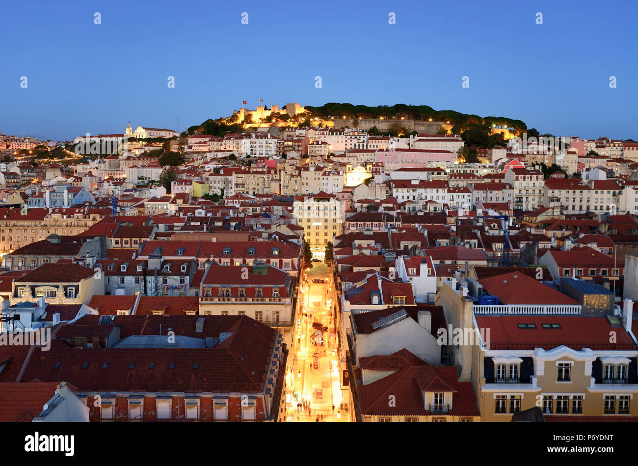 Die Altstadt (Baixa) und Sao Jorge in der Dämmerung. Lissabon, Portugal Stockfoto