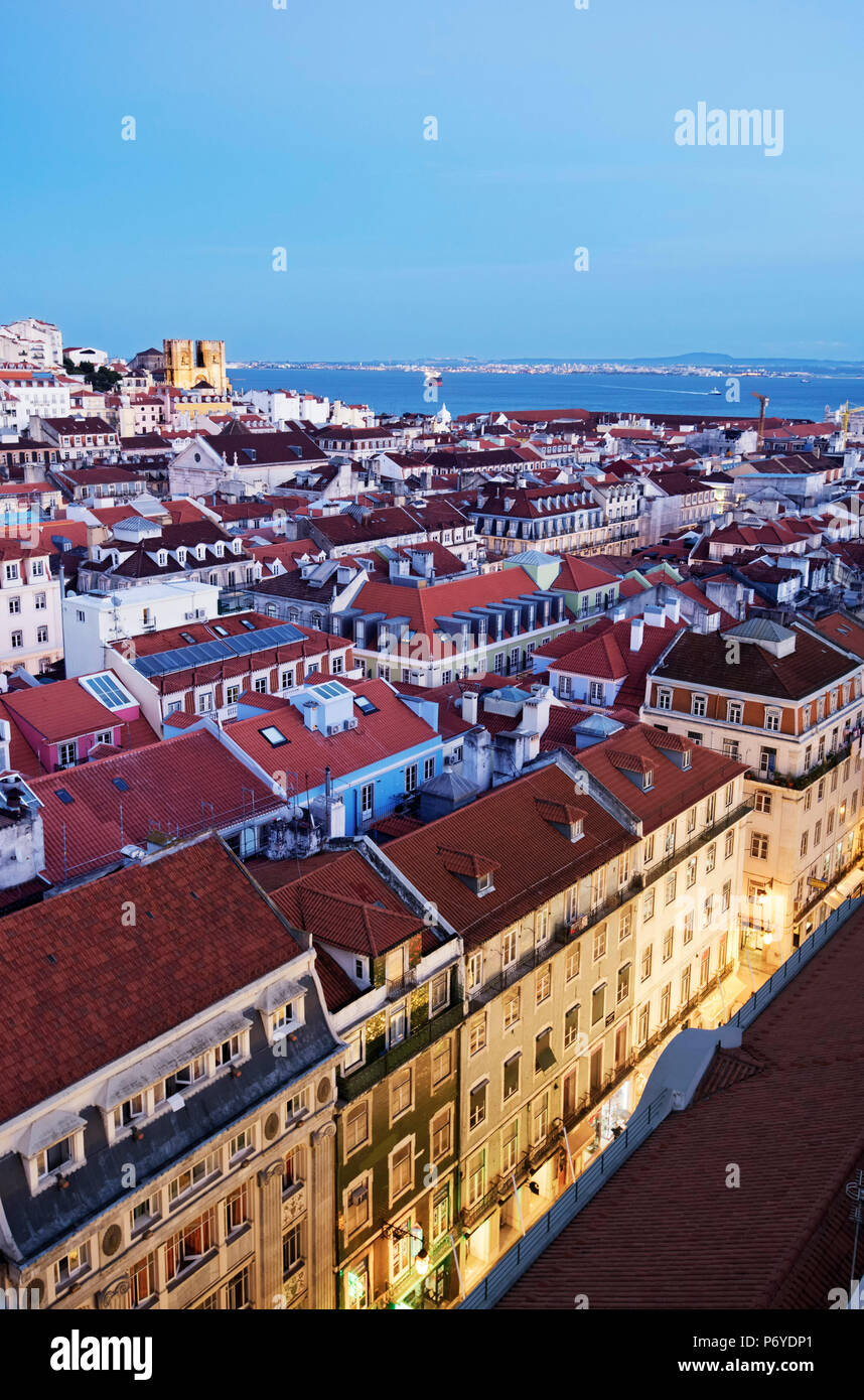 Dächer von Baixa, das historische Zentrum von Lissabon, mit den Tejo und die Motherchurch im Hintergrund, in der Dämmerung. Lissabon, Portugal Stockfoto