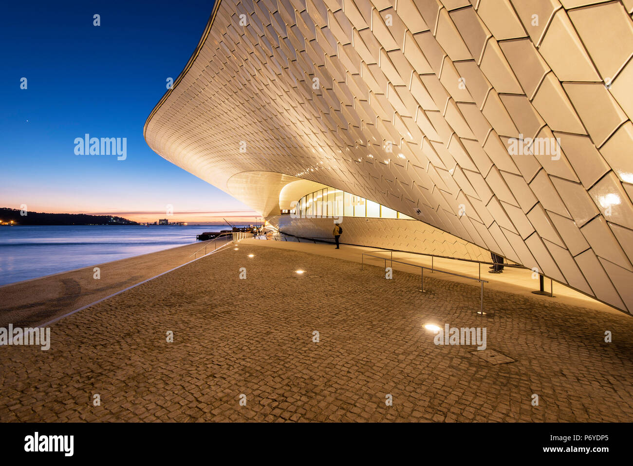 Der MAAT (Museum für Kunst, Architektur und Technologie), angrenzend an den Fluss Tejo, wurde vom britischen Architekten Amanda Levete entworfen. Lissabon, Portugal Stockfoto